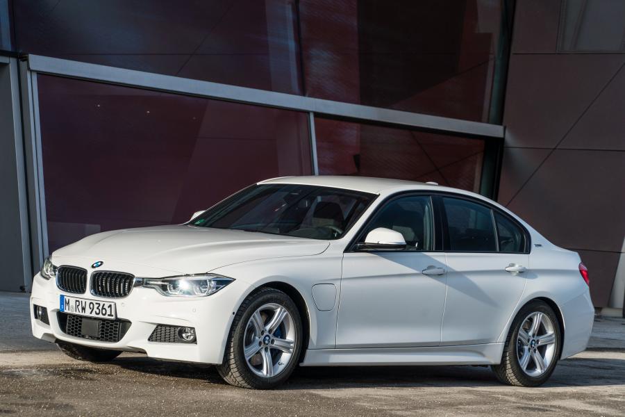  BMW 330e M Sport 2016 года  (фото 14 из 40)